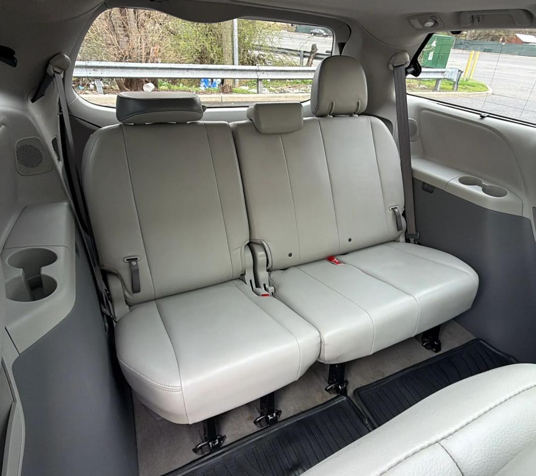 Toyota Sienna 5dr 7-Pass Van V6 Ltd AWD (Natl) 2013