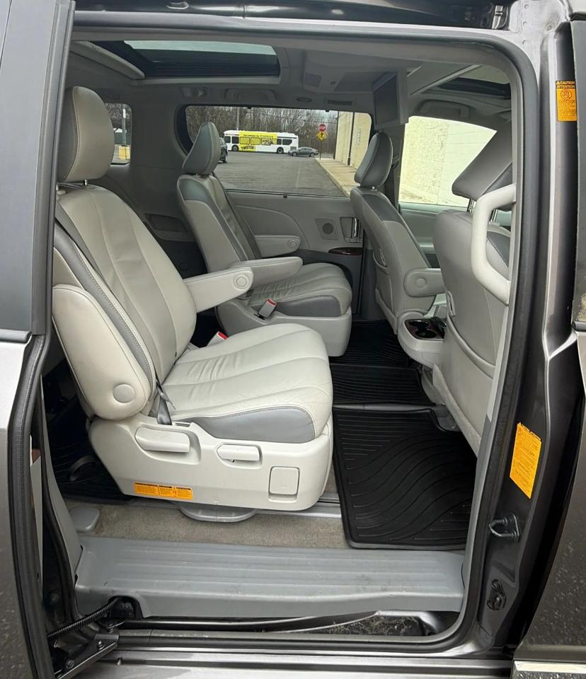 Toyota Sienna 5dr 7-Pass Van V6 Ltd AWD (Natl) 2013