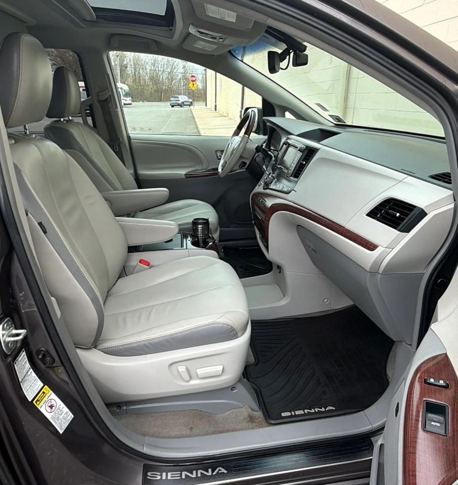 Toyota Sienna 5dr 7-Pass Van V6 Ltd AWD (Natl) 2013