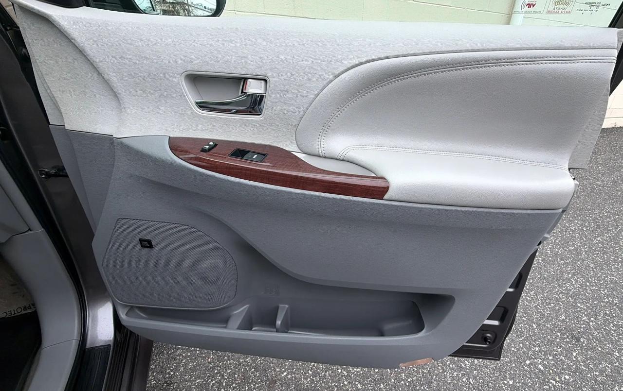 Toyota Sienna 5dr 7-Pass Van V6 Ltd AWD (Natl) 2013