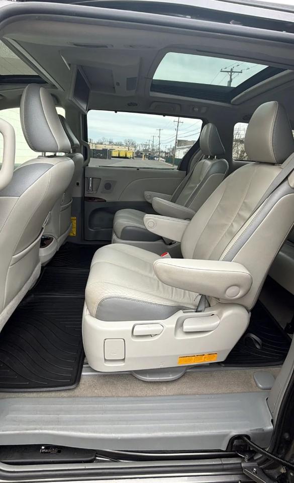 Toyota Sienna 5dr 7-Pass Van V6 Ltd AWD (Natl) 2013