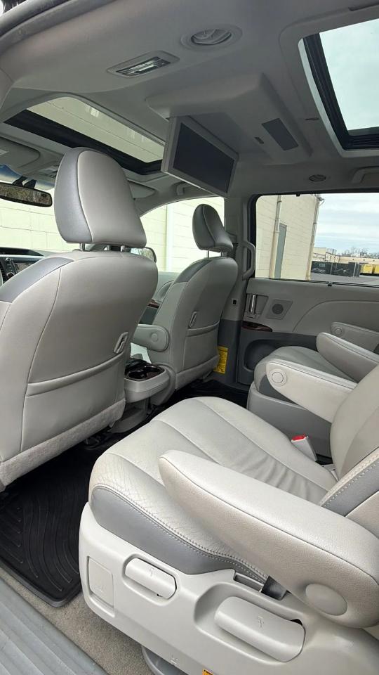 Toyota Sienna 5dr 7-Pass Van V6 Ltd AWD (Natl) 2013