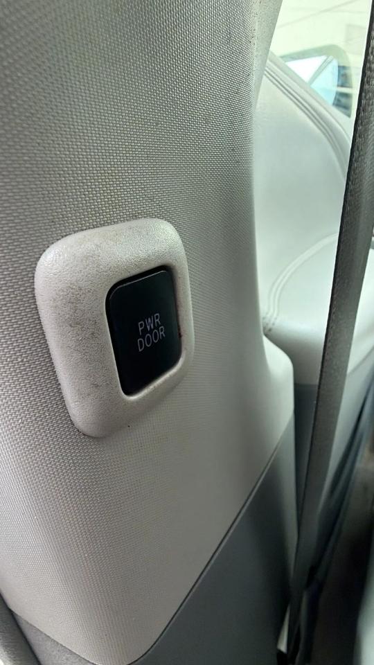 Toyota Sienna 5dr 7-Pass Van V6 Ltd AWD (Natl) 2013