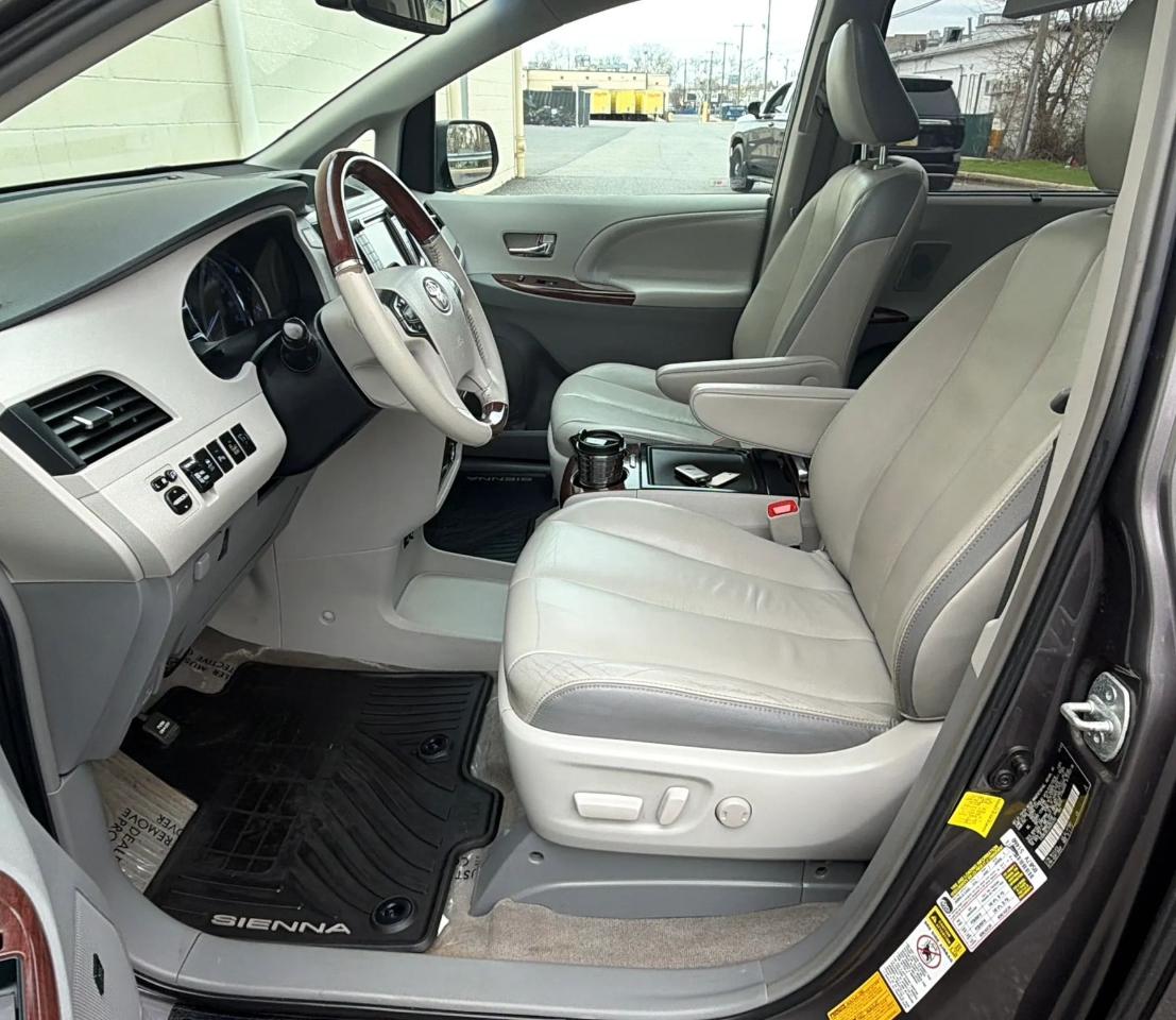 Toyota Sienna 5dr 7-Pass Van V6 Ltd AWD (Natl) 2013