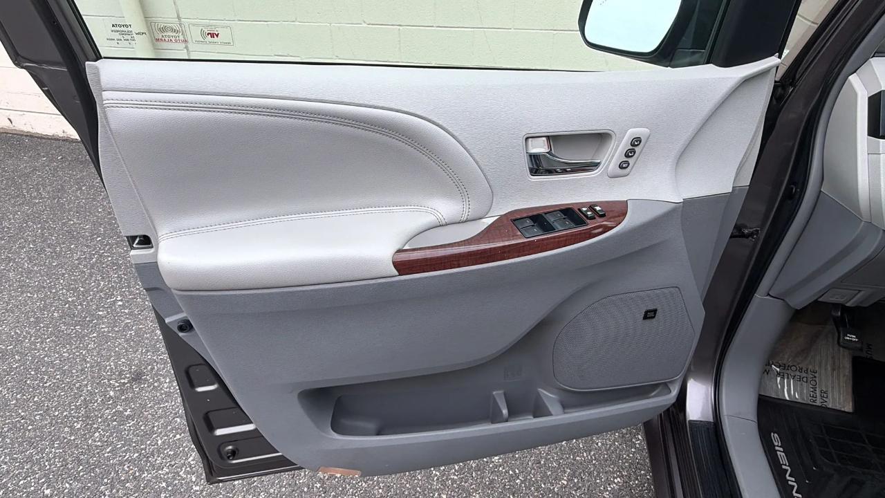 Toyota Sienna 5dr 7-Pass Van V6 Ltd AWD (Natl) 2013