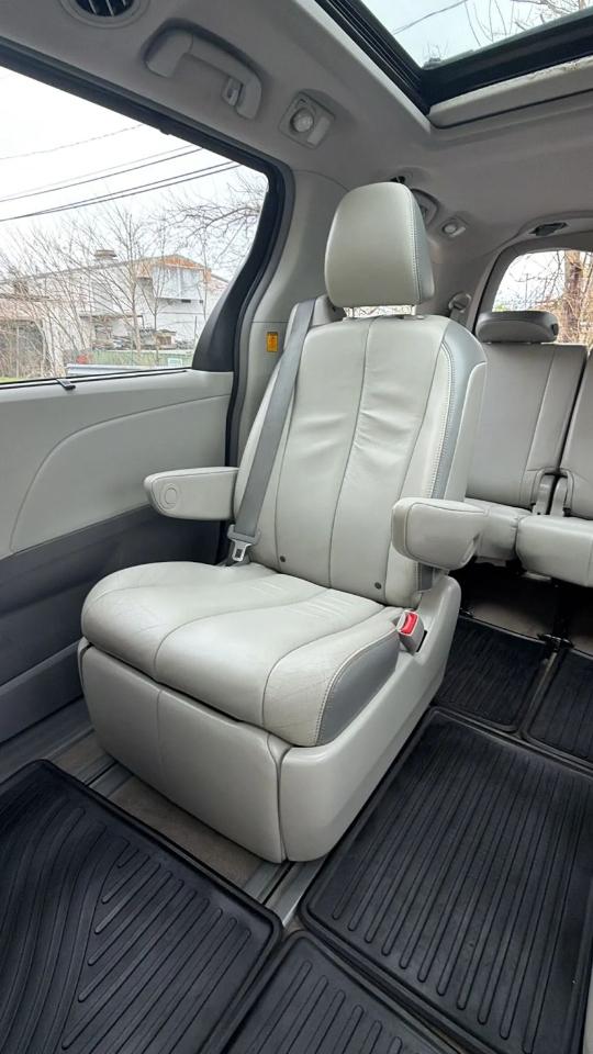 Toyota Sienna 5dr 7-Pass Van V6 Ltd AWD (Natl) 2013