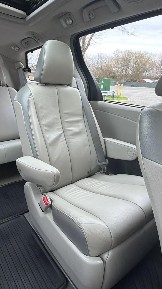 Toyota Sienna 5dr 7-Pass Van V6 Ltd AWD (Natl) 2013