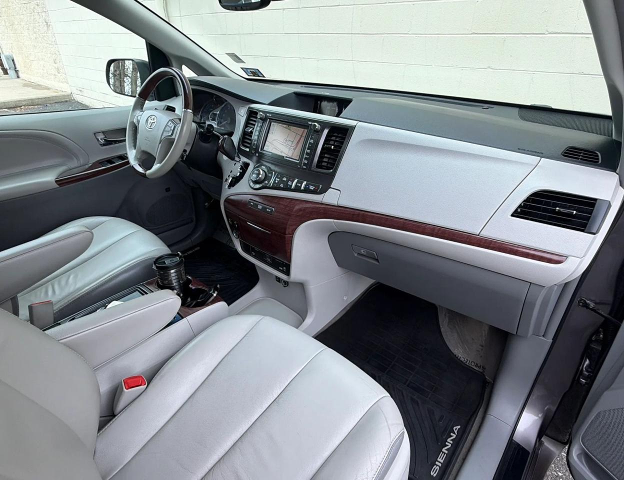 Toyota Sienna 5dr 7-Pass Van V6 Ltd AWD (Natl) 2013