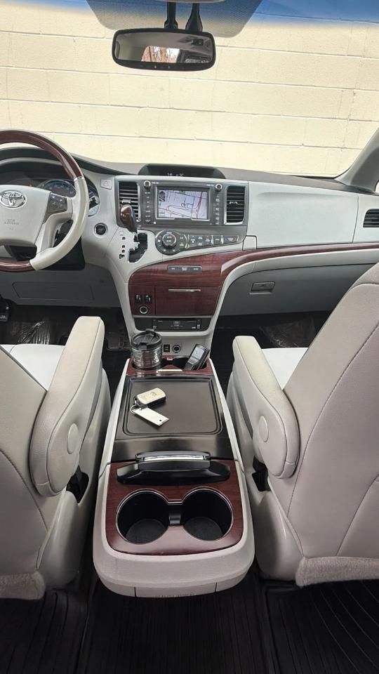 Toyota Sienna 5dr 7-Pass Van V6 Ltd AWD (Natl) 2013