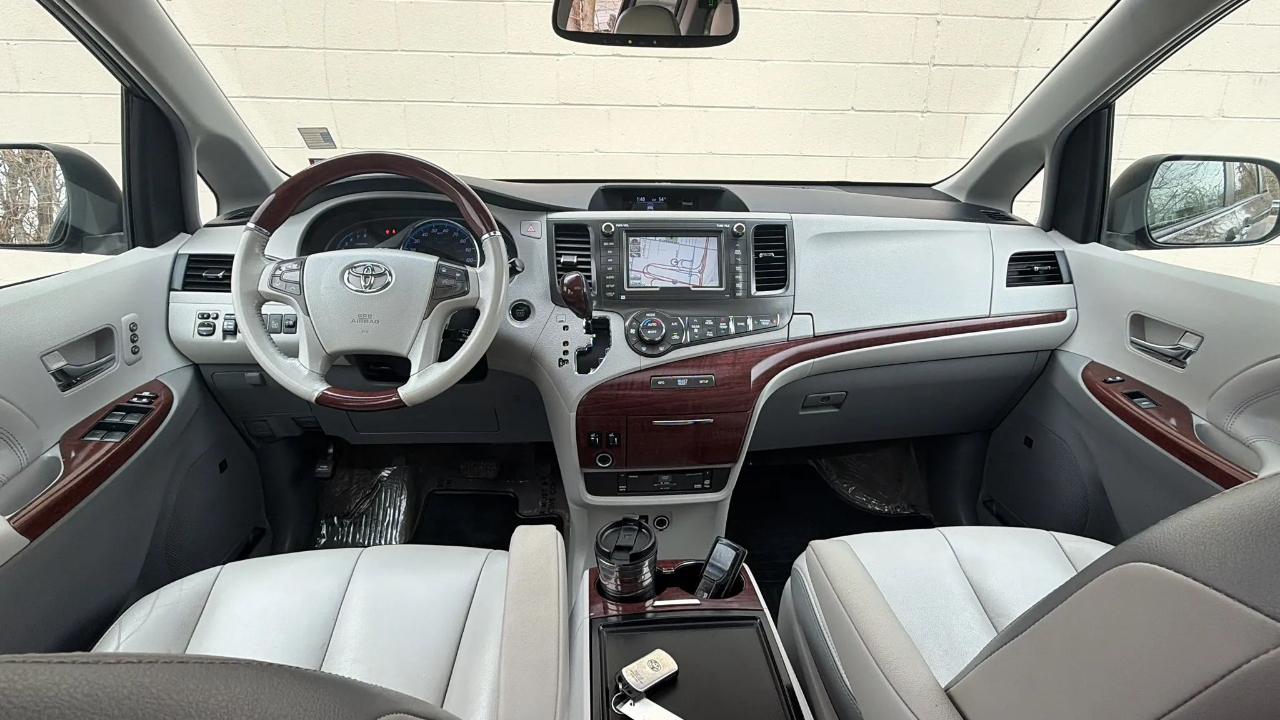 Toyota Sienna 5dr 7-Pass Van V6 Ltd AWD (Natl) 2013