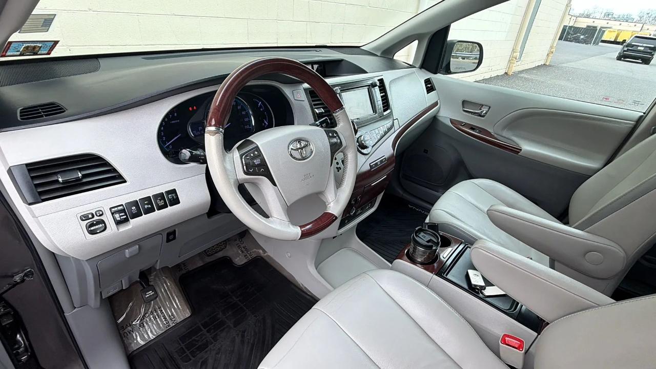 Toyota Sienna 5dr 7-Pass Van V6 Ltd AWD (Natl) 2013