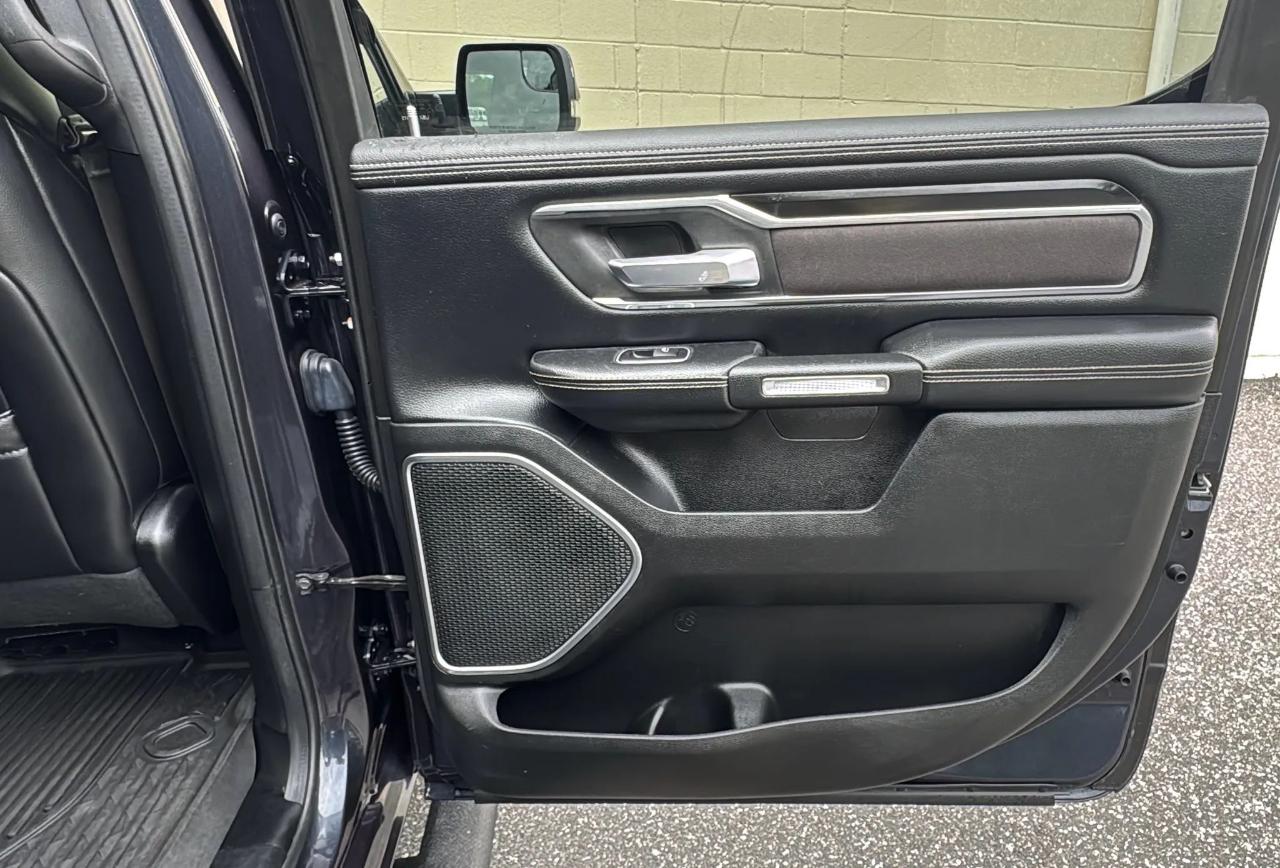 RAM 1500 Laramie 4x4 Crew Cab 5'7" Box 2020