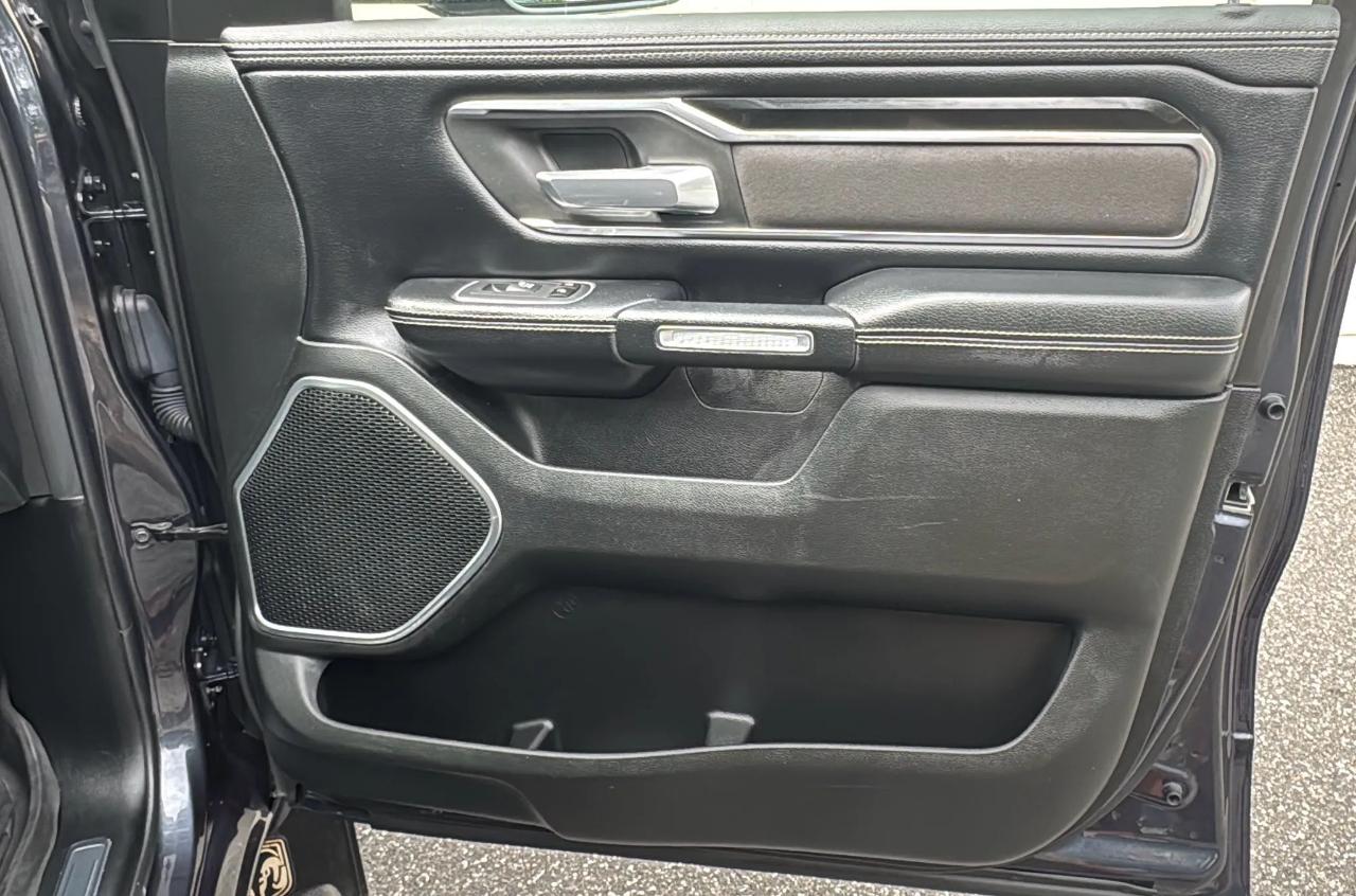 RAM 1500 Laramie 4x4 Crew Cab 5'7" Box 2020