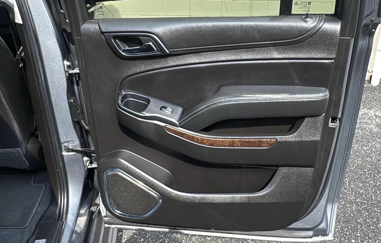 Chevrolet Suburban 4WD 4dr 1500 LT 2019