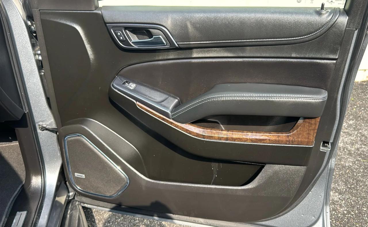 Chevrolet Suburban 4WD 4dr 1500 LT 2019