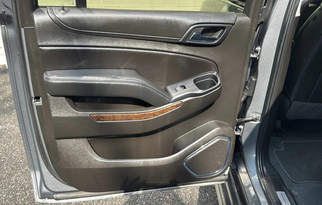 Chevrolet Suburban 4WD 4dr 1500 LT 2019