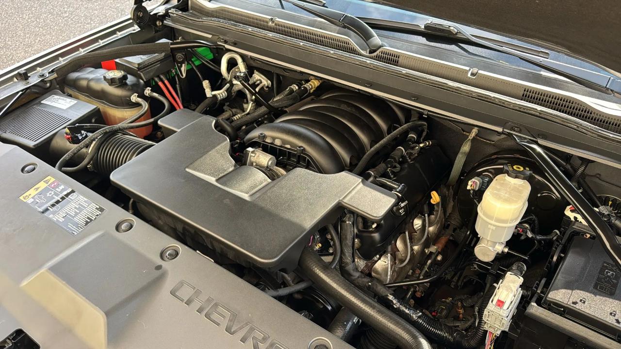 Chevrolet Suburban 4WD 4dr 1500 LT 2019