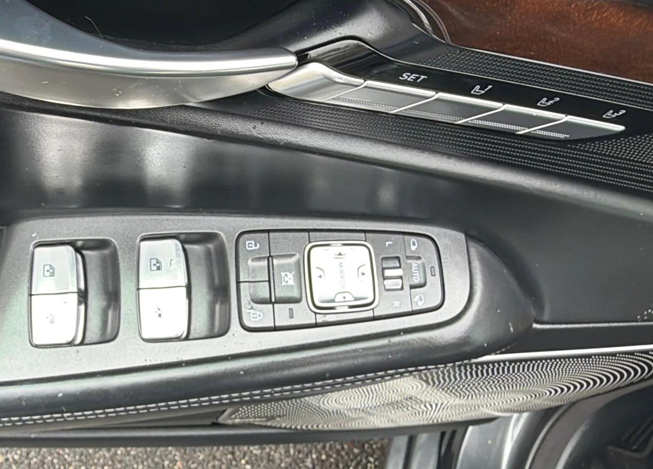 Genesis G90 3.3T Premium AWD 2017