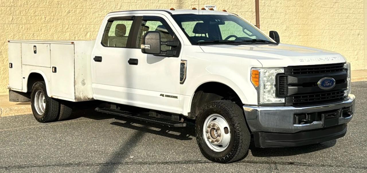 Ford Super Duty F-350 DRW Lariat 4WD Crew Cab 179" WB 60" CA 2017