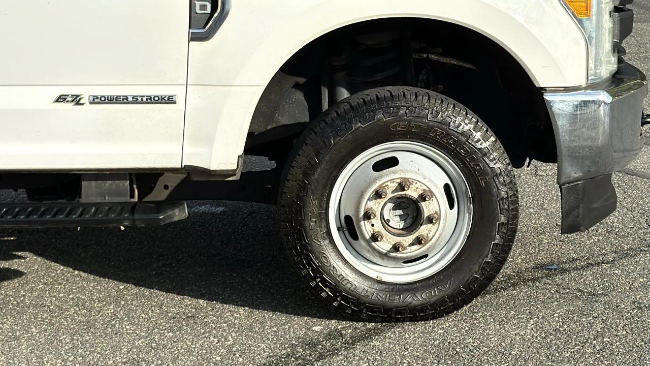 Ford Super Duty F-350 DRW Lariat 4WD Crew Cab 179" WB 60" CA 2017