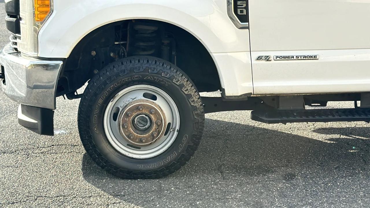 Ford Super Duty F-350 DRW Lariat 4WD Crew Cab 179" WB 60" CA 2017