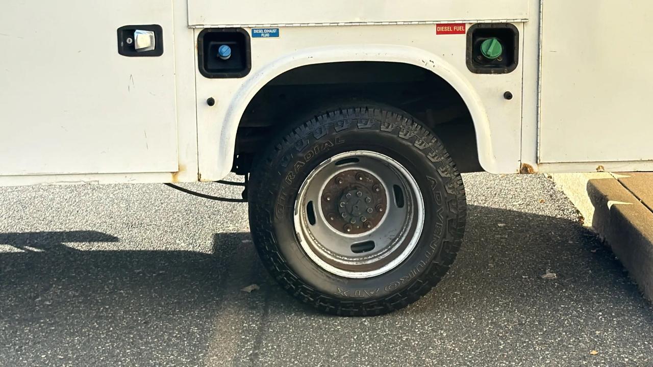 Ford Super Duty F-350 DRW Lariat 4WD Crew Cab 179" WB 60" CA 2017