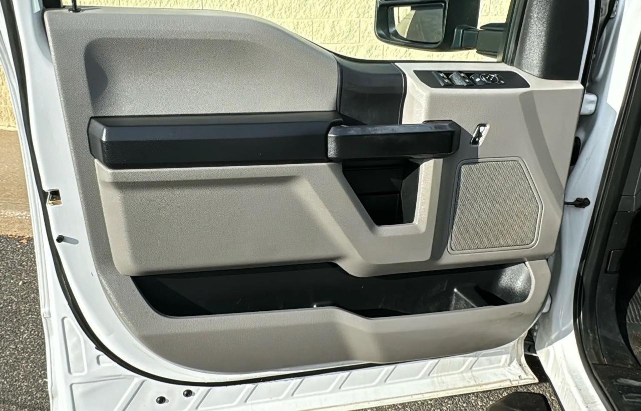 Ford Super Duty F-350 DRW Lariat 4WD Crew Cab 179" WB 60" CA 2017