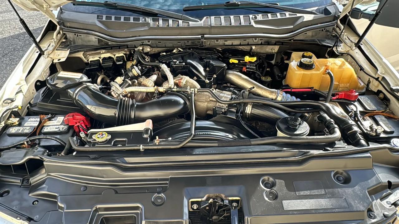 Ford Super Duty F-350 DRW Lariat 4WD Crew Cab 179" WB 60" CA 2017