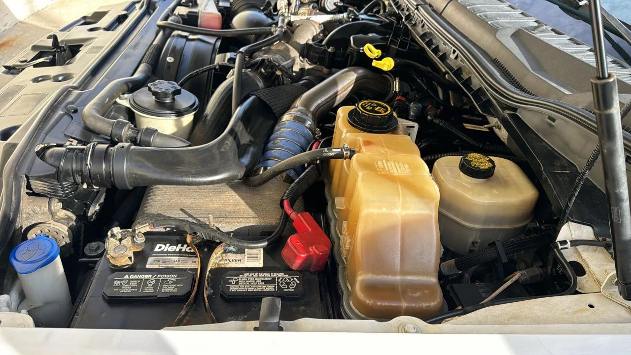 Ford Super Duty F-350 DRW Lariat 4WD Crew Cab 179" WB 60" CA 2017