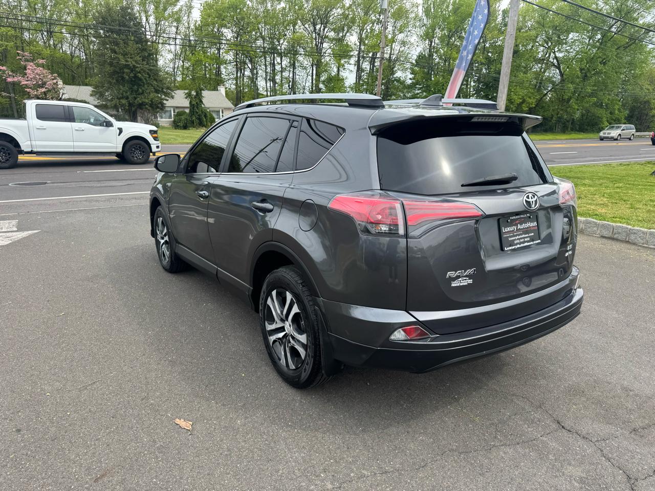 Toyota RAV4 LE AWD (Natl) 2017