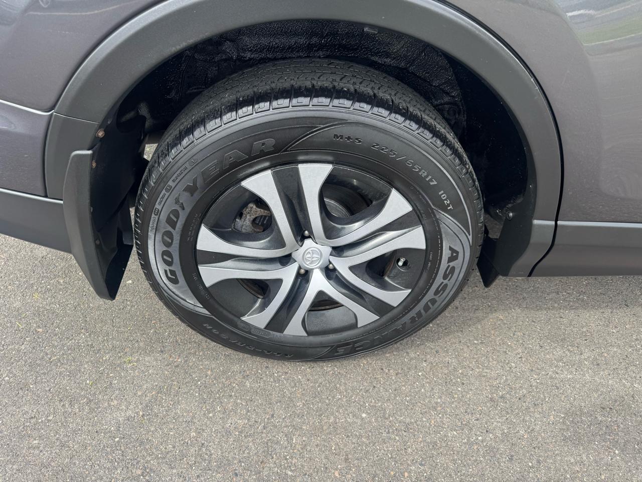 Toyota RAV4 LE AWD (Natl) 2017