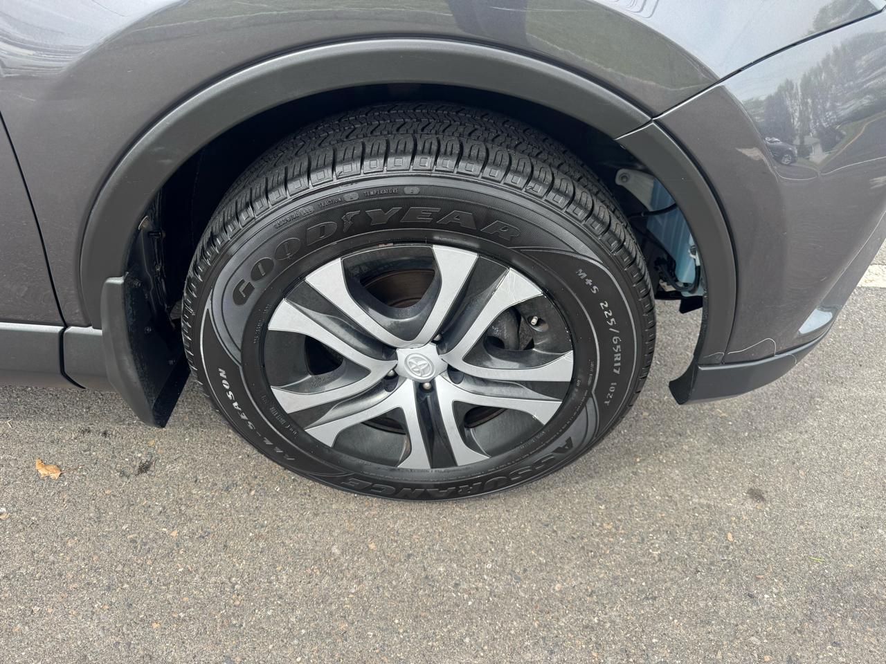 Toyota RAV4 LE AWD (Natl) 2017