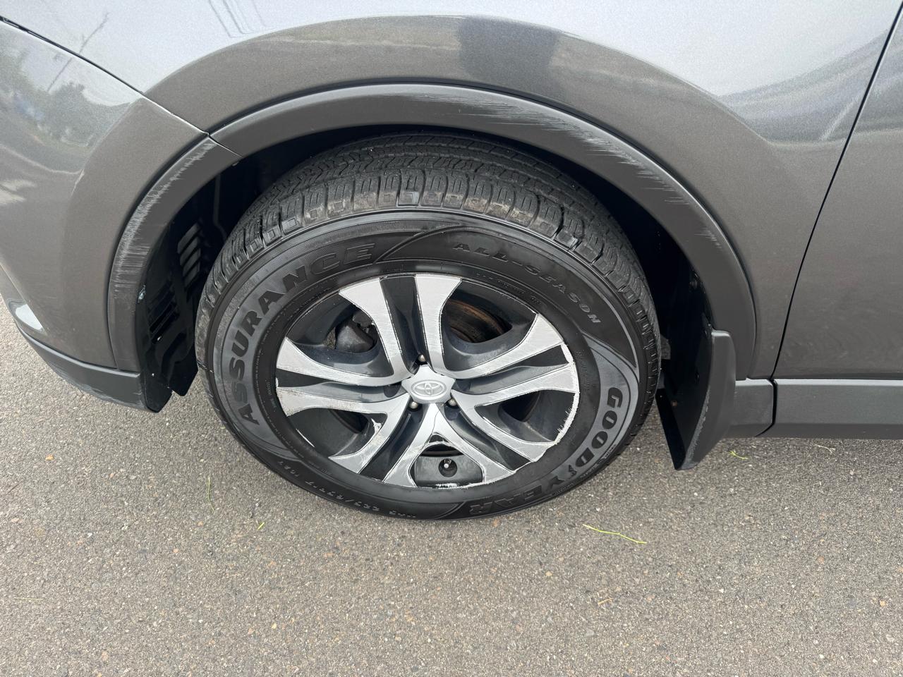 Toyota RAV4 LE AWD (Natl) 2017