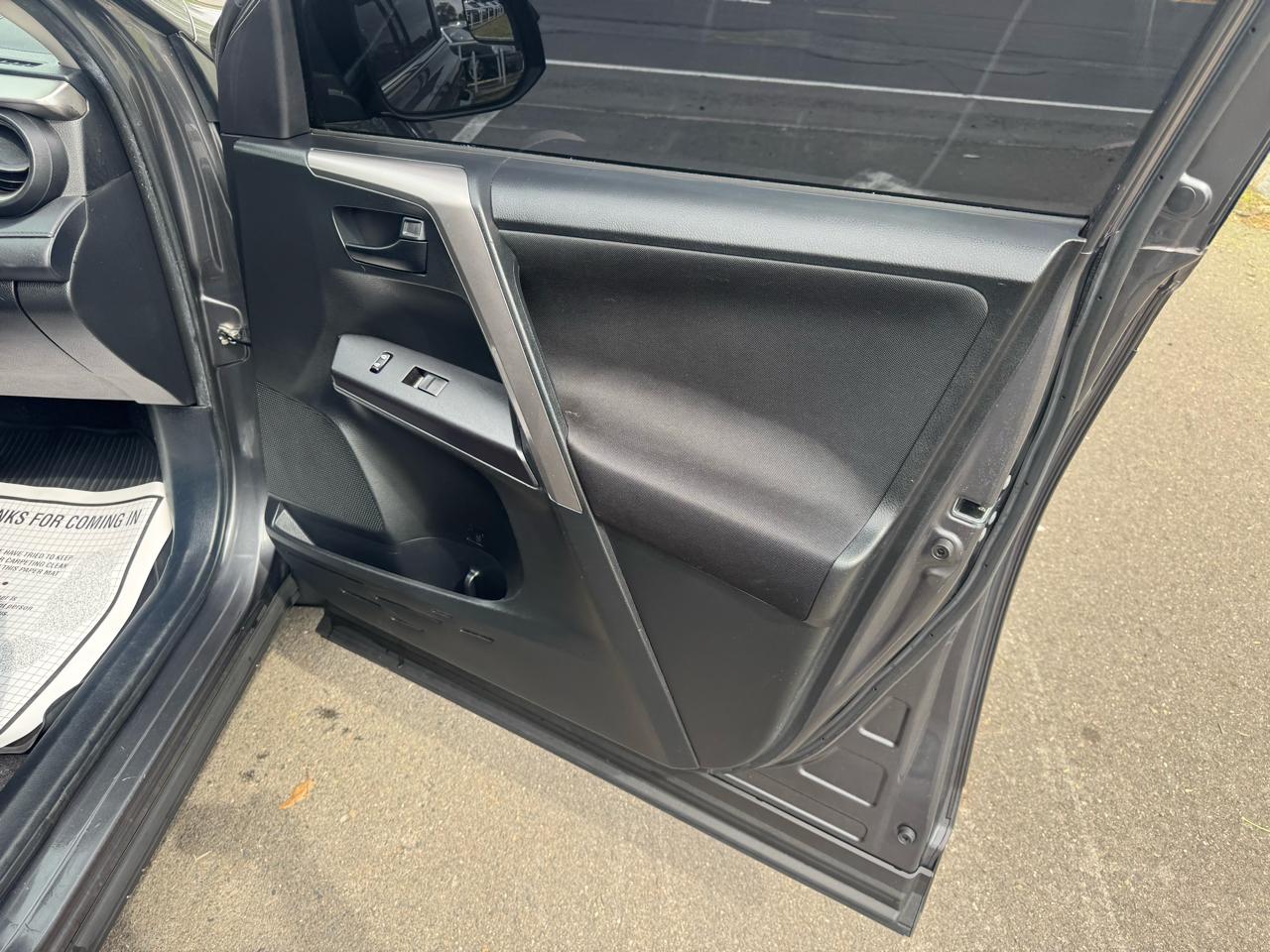 Toyota RAV4 LE AWD (Natl) 2017