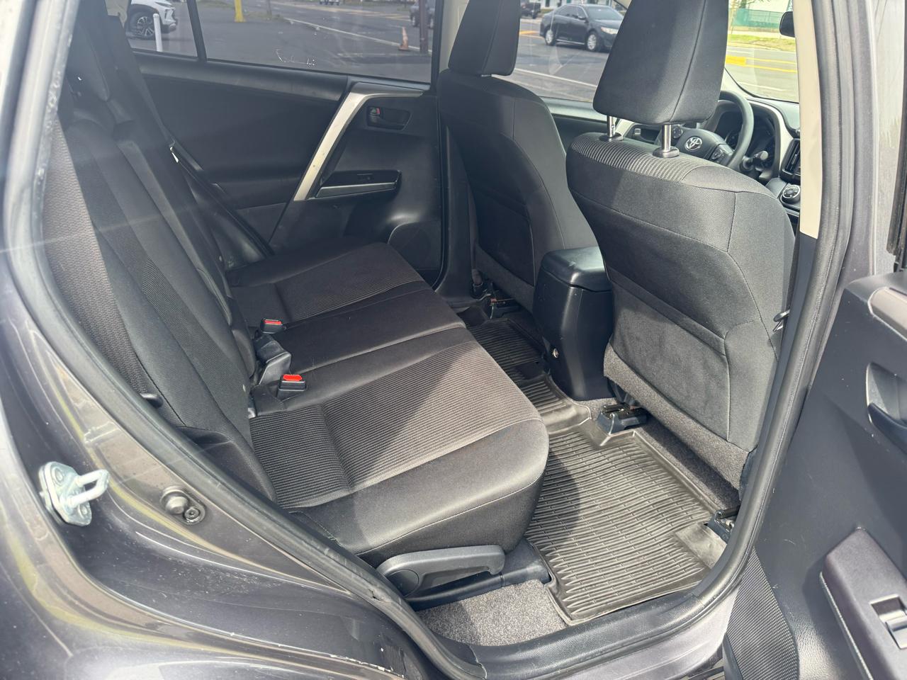 Toyota RAV4 LE AWD (Natl) 2017