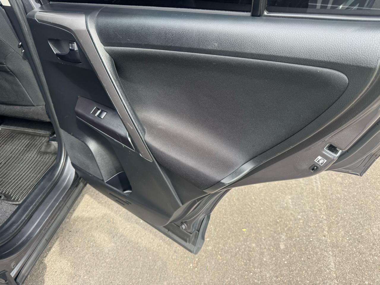 Toyota RAV4 LE AWD (Natl) 2017