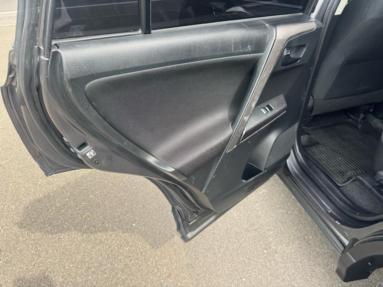 Toyota RAV4 LE AWD (Natl) 2017