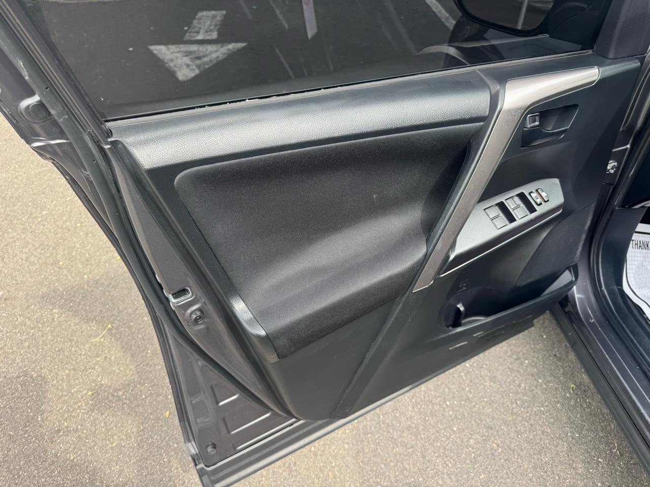 Toyota RAV4 LE AWD (Natl) 2017