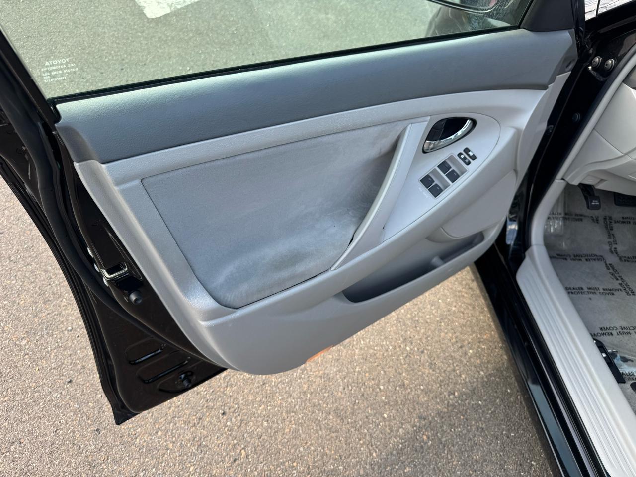 Toyota Camry 4dr Sdn I4 Man LE (Natl) 2011