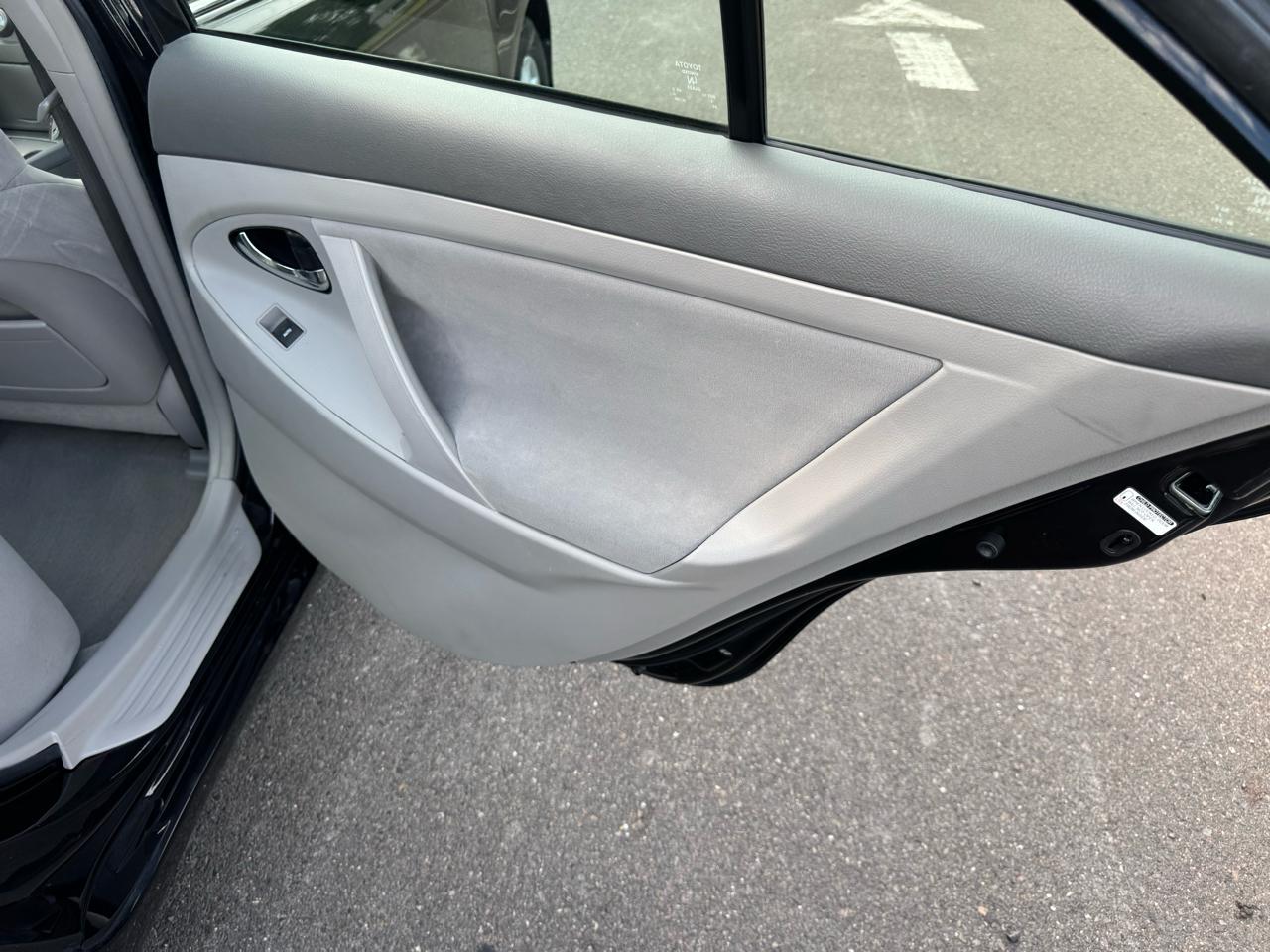 Toyota Camry 4dr Sdn I4 Man LE (Natl) 2011