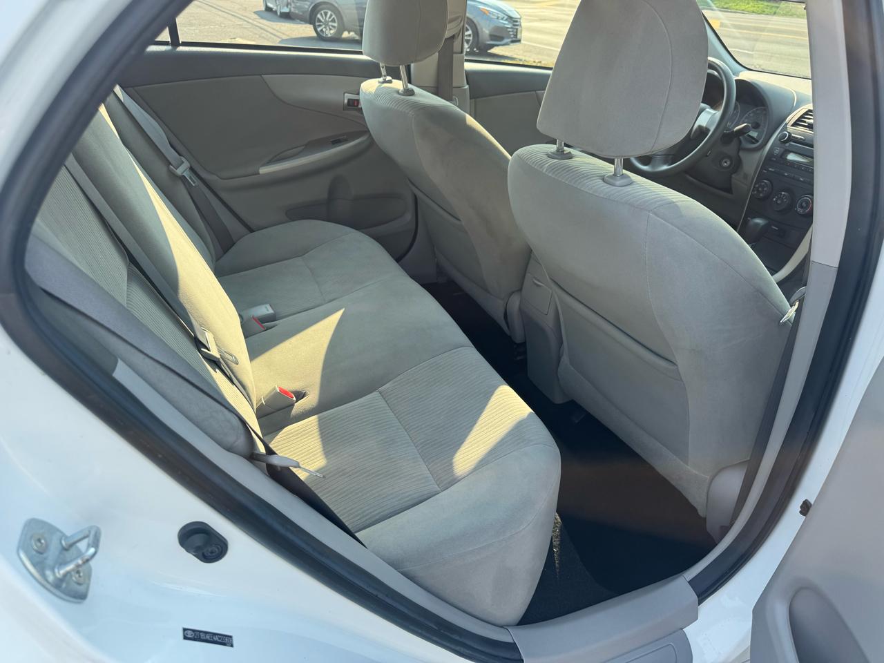 Toyota Corolla 4dr Sdn Auto LE (Natl) 2010