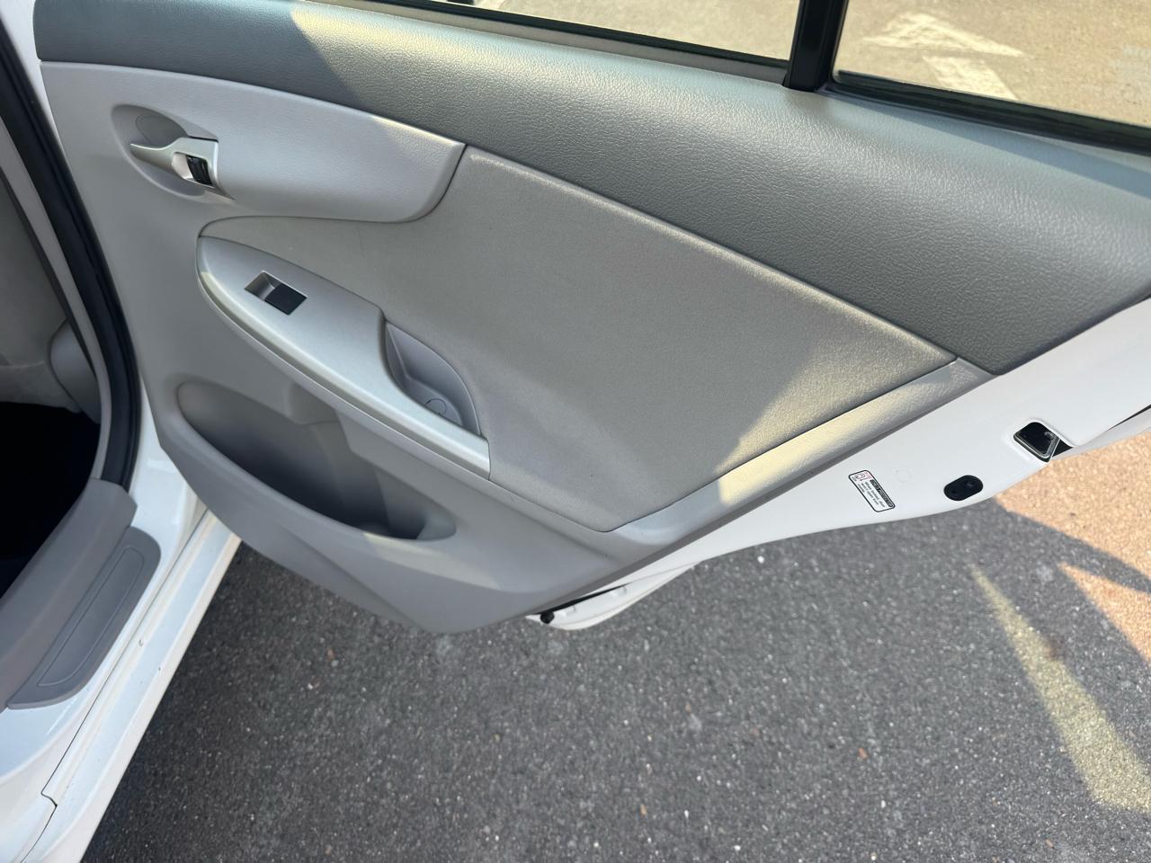 Toyota Corolla 4dr Sdn Auto LE (Natl) 2010