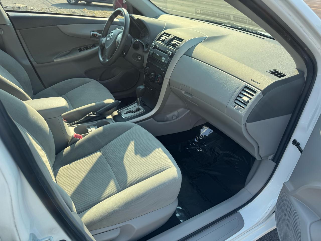 Toyota Corolla 4dr Sdn Auto LE (Natl) 2010