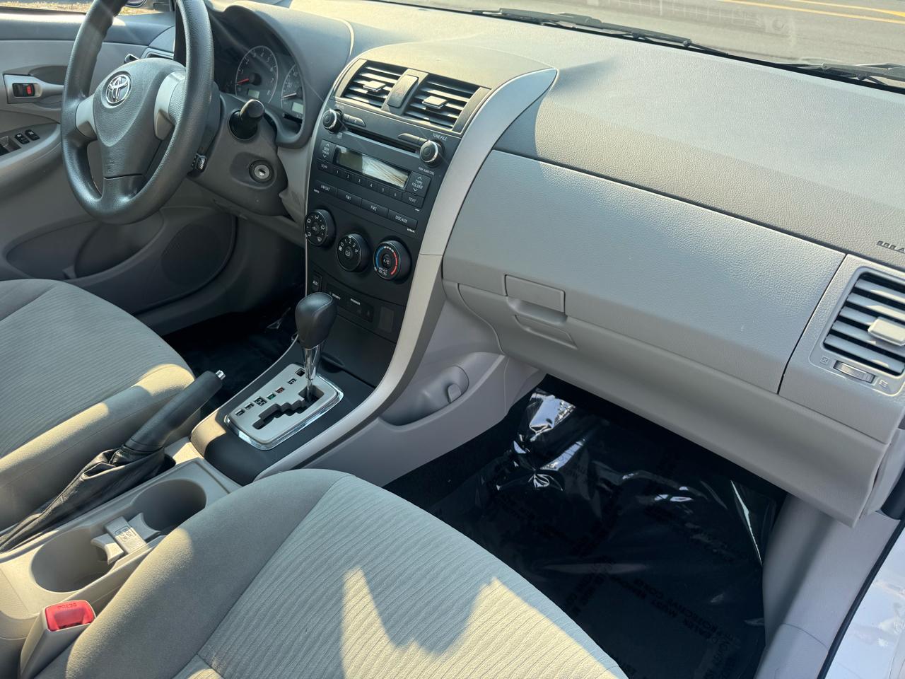 Toyota Corolla 4dr Sdn Auto LE (Natl) 2010