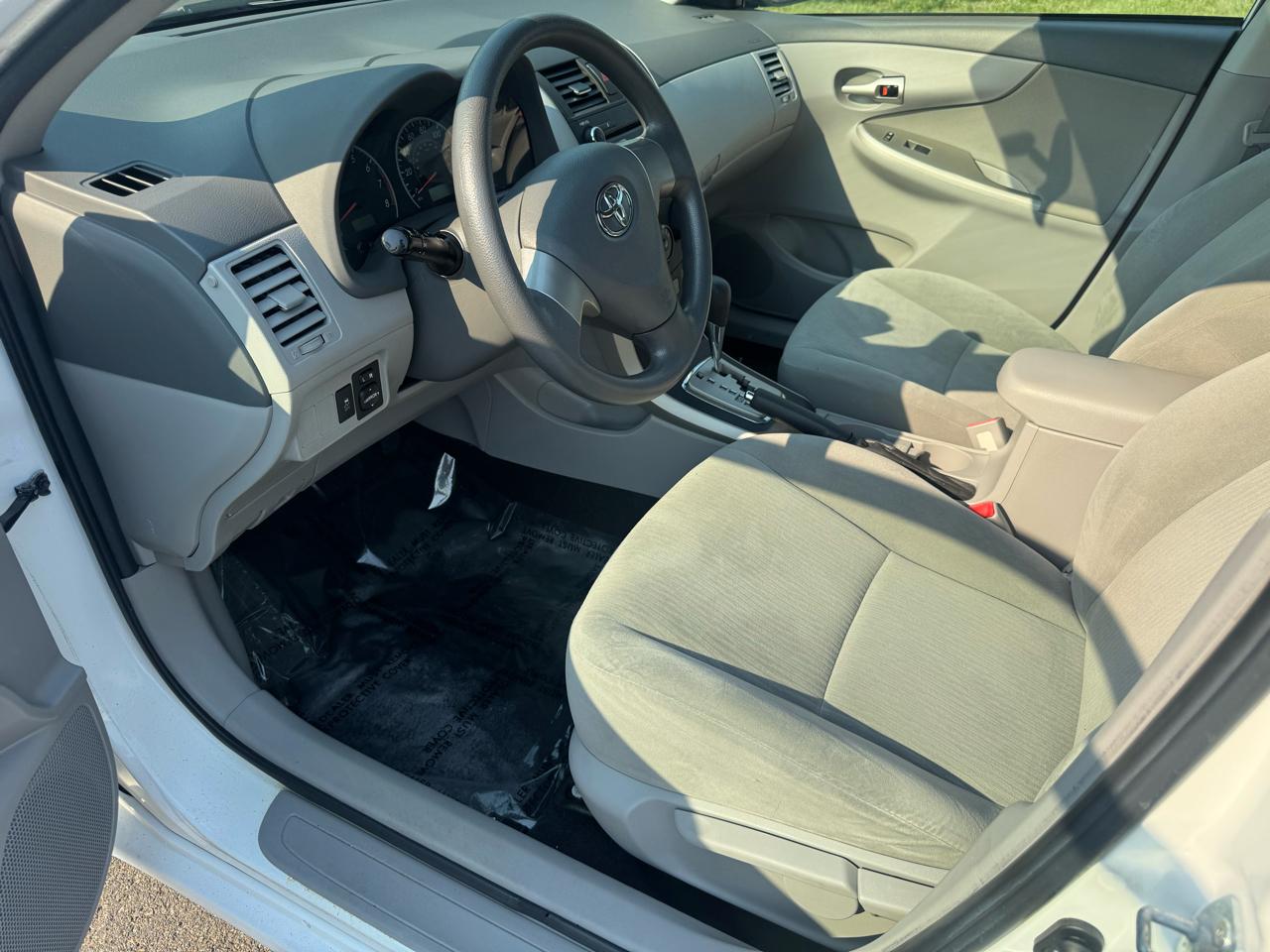 Toyota Corolla 4dr Sdn Auto LE (Natl) 2010