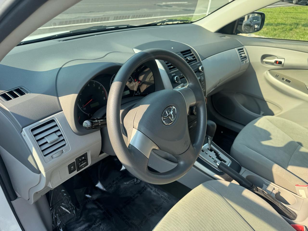 Toyota Corolla 4dr Sdn Auto LE (Natl) 2010