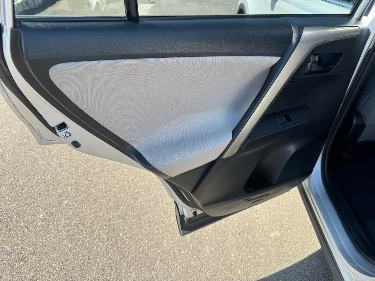 Toyota RAV4 AWD 4dr LE (Natl) 2015