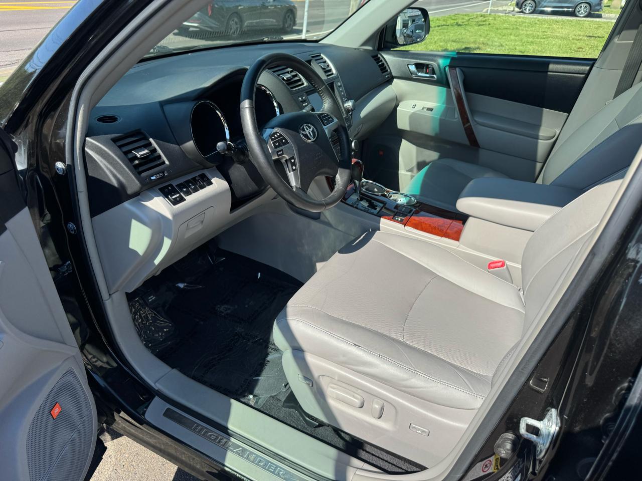 Toyota Highlander 4WD 4dr V6 Limited (Natl) 2012