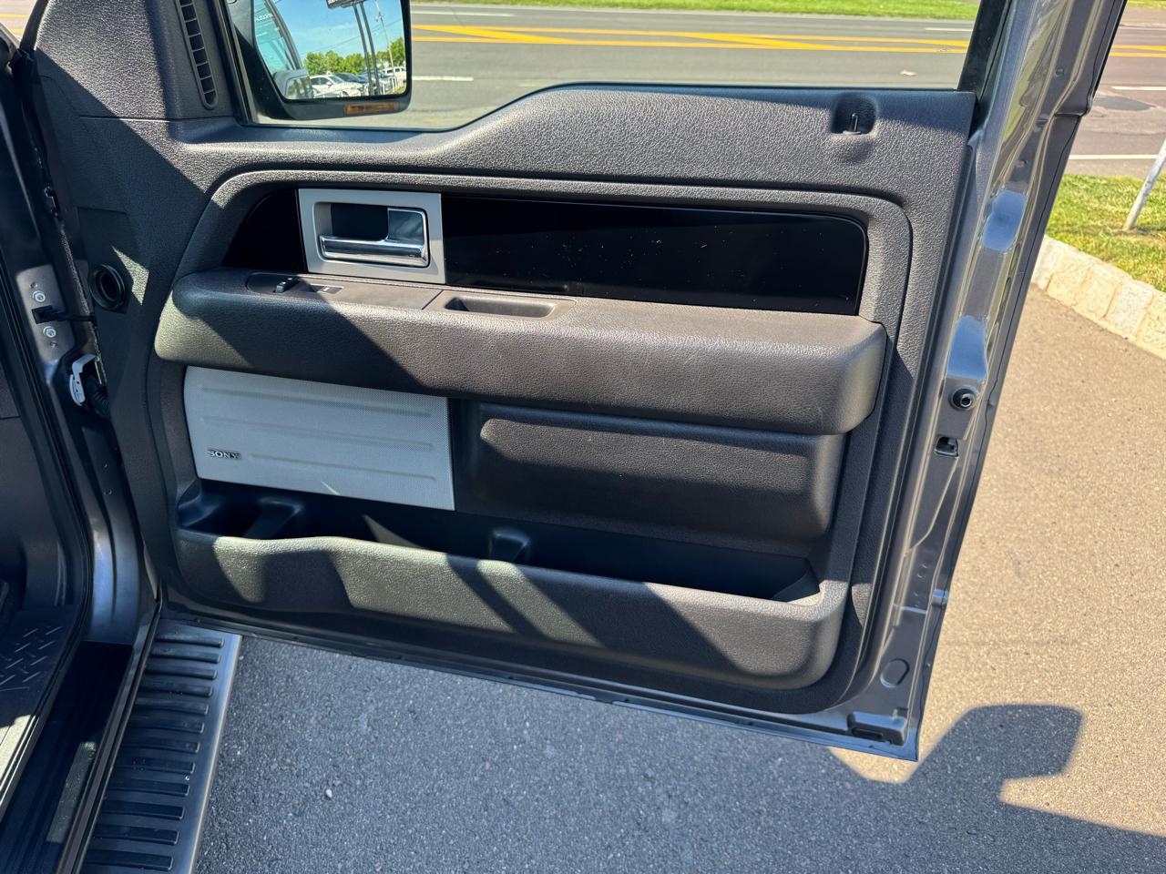Ford F-150 4WD SuperCrew 145" Platinum 2011