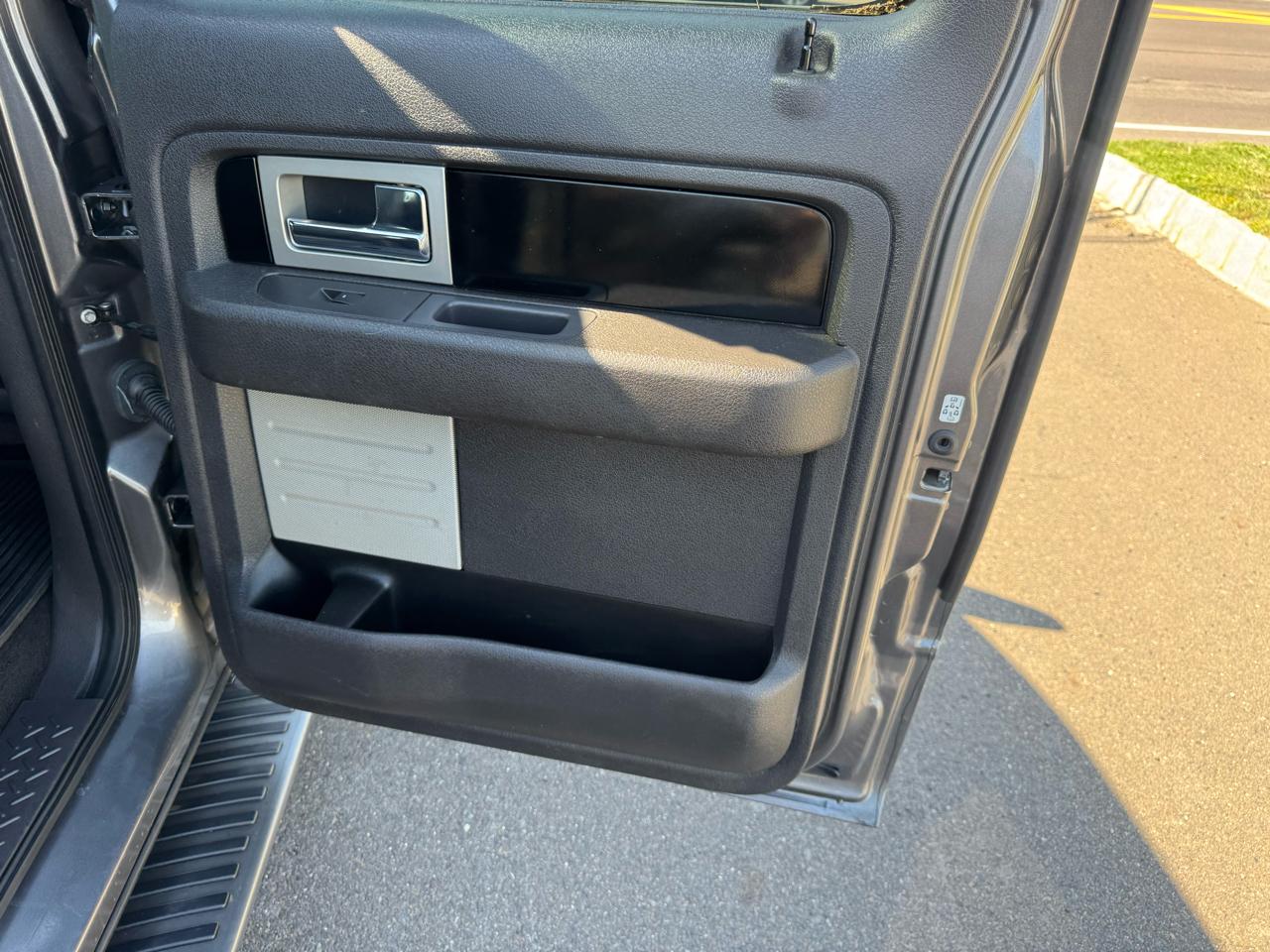 Ford F-150 4WD SuperCrew 145" Platinum 2011